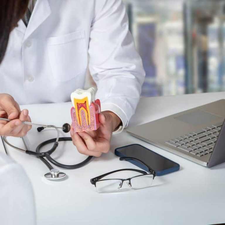 Doctor,Consulting,A,Female,Patient,About,Dental,Diseases,In,The